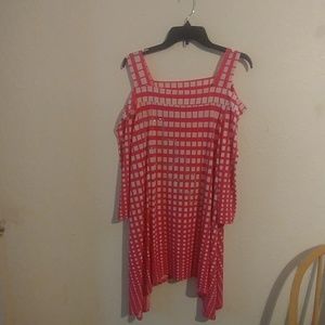 Geometric cold shoulder top w/crystal square accen